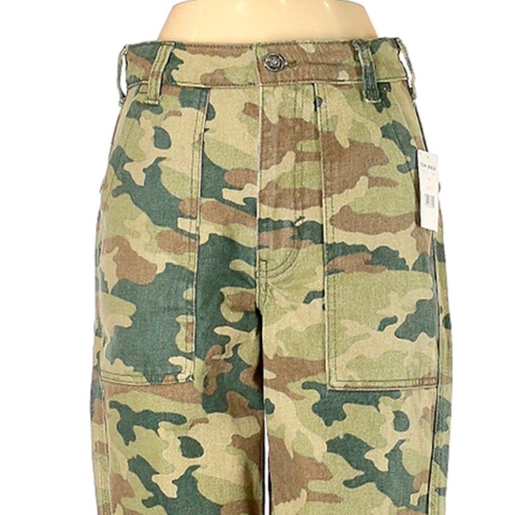 NWT FREE PEOPLE Cargo Cropped Green Camo Pants - Picture 5 of 13